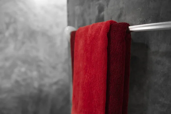 Одно красное полотенце в ванной комнате на сушилке. Интерьер в ванной комнате современный. Роскошная и стильная ванная комната с бетонными стенами . — стоковое фото