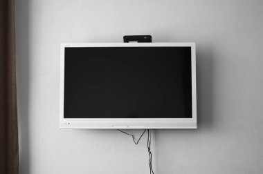 Lcd veya Led tv ekranı iç dekorasyon tasarımı için odada bir tv alıcısı ile duvara asılı. Konforlu ev.