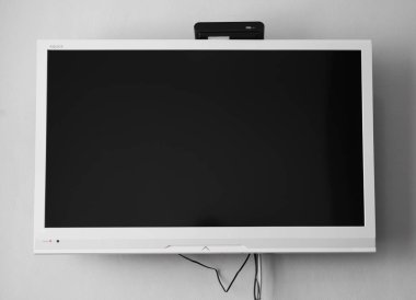 Lcd veya Led tv ekranı iç dekorasyon tasarımı için odada bir tv alıcısı ile duvara asılı. Konforlu ev.