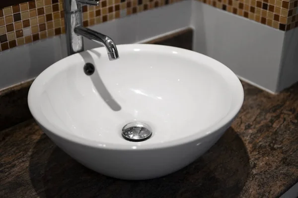 Кругла біла раковина у ванній крупним планом . — стокове фото