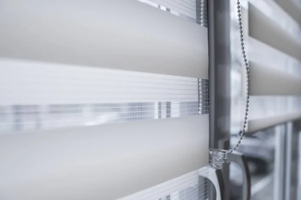 Detalles de persianas enrollables de tela blanca en la ventana de plástico blanco en el salón. Cerca de cortinas de rollo interior . — Foto de Stock