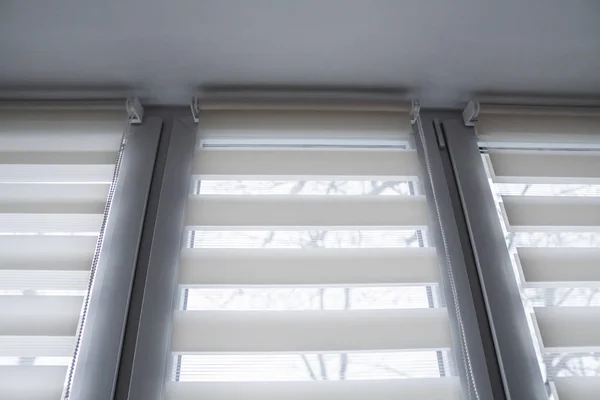 Estores de rolo de tecido branco na janela de plástico branco na sala de estar. Cortinas de rolo interior . — Fotografia de Stock