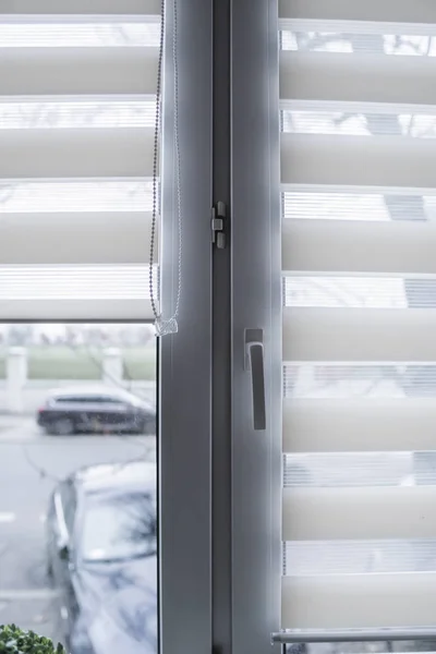 Estores de rolo de tecido branco na janela de plástico branco na sala de estar. Cortinas de rolo interior . — Fotografia de Stock