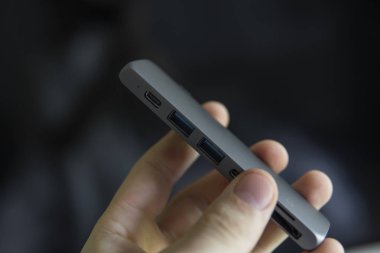 Mans el dizüstü bilgisayar için Type-C konektörü altında Usb adaptörü tutarak. Birden fazla farklı bağlantı noktasına sahip dizüstü bilgisayarlar için multiport istasyonu. Usb-Usb Type-C Hub Dönüştürücü.