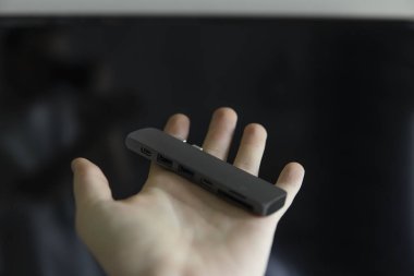 Mans el dizüstü bilgisayar için Type-C konektörü altında Usb adaptörü tutarak. Birden fazla farklı bağlantı noktasına sahip dizüstü bilgisayarlar için multiport istasyonu. Usb-Usb Type-C Hub Dönüştürücü.