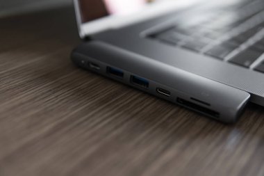 Dizüstü bilgisayar için Type-C konektörü altında Usb adaptörü. Birden fazla farklı bağlantı noktasına sahip dizüstü bilgisayarlar için multiport istasyonu. Usb-Usb Type-C Hub Dönüştürücü.