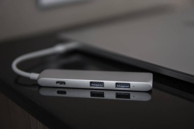 Dizüstü bilgisayar için Type-C konektörü altında Usb adaptörü. Birden fazla farklı bağlantı noktasına sahip dizüstü bilgisayarlar için multiport istasyonu. Usb-Usb Type-C Hub Dönüştürücü.