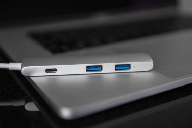 Dizüstü bilgisayar için Type-C konektörü altında Usb adaptörü. Birden fazla farklı bağlantı noktasına sahip dizüstü bilgisayarlar için multiport istasyonu. Usb-Usb Type-C Hub Dönüştürücü.