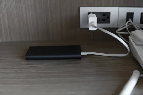 Laddning av Power Bank. Energispar enhet för smartphone och andra enheter. Hjälpa till att ladda telefonen. — Stockfoto