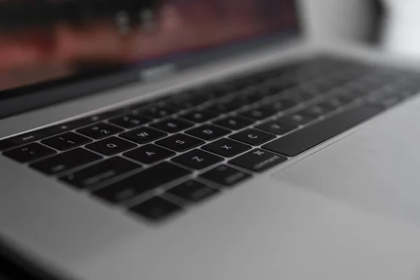 Primer plano del teclado del ordenador portátil con enfoque en los botones . — Foto de Stock