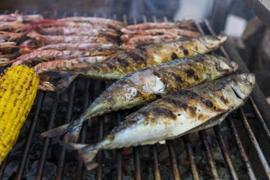 Bir festival gıda Üzerinde Iştah açıcı ızgara balık. Steet gıda.