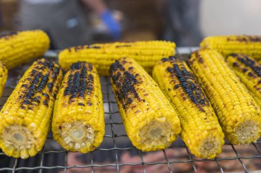 Izgara sebze yanıyor. Izgara sarı mısır.