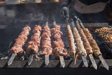 Açık ızgara, açık mutfak lezzetli barbekü ızgara et. Şehirde yemek festivali. şişler üzerinde lezzetli gıda kavurma, gıda-mahkeme. Yaz pikniği.