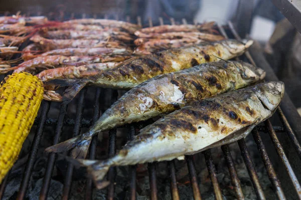 Appetitlich gegrillter Fisch auf festem Essen. Steetfood. — Stockfoto