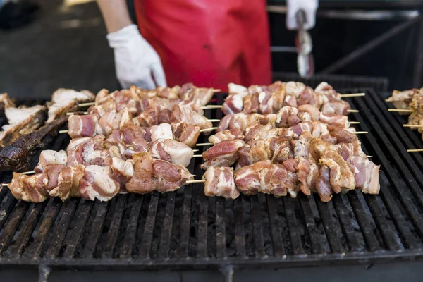 Delizioso barbecue carne alla griglia sulla griglia aperta, cucina all'aperto. Festival gastronomico in città. arrostimento di cibo saporito su spiedini, food-court. Picnic estivo . — Foto Stock