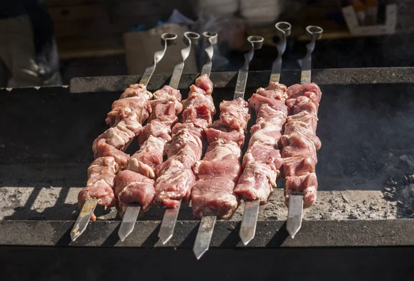 Delicious bbq grilling meat on open grill, outdoor kitchen. Food festival in city. tasty food roasting on skewers, food-court. Summer picnic. — Stock Photo, Image