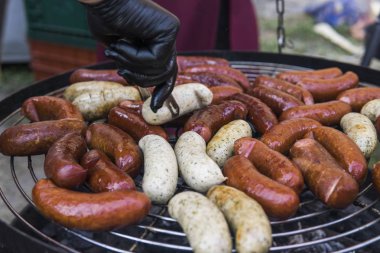 Izgarada sosis. Taze sosis ve sosisli barbekü ızgara açık havada ızgara.