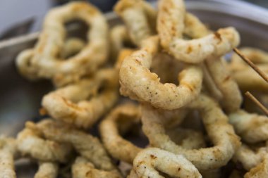 Kalamar lezzetli derin kızarmış halkalar yakın.