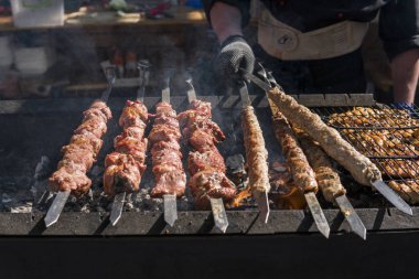 Açık ızgara, açık mutfak lezzetli barbekü ızgara et. Şehirde yemek festivali. şişler üzerinde lezzetli gıda kavurma, gıda-mahkeme. Yaz pikniği.