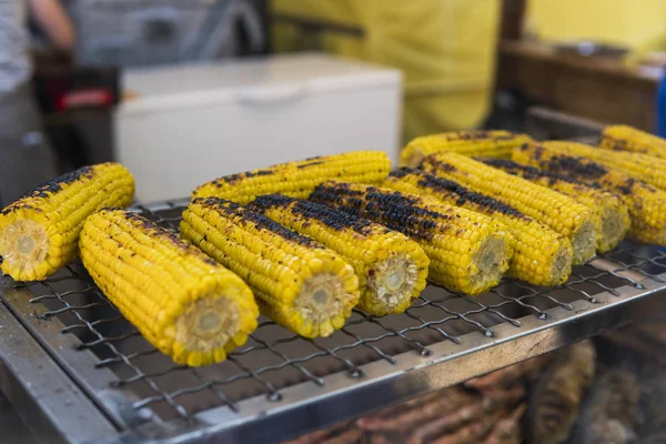 Овочі на грилі на вогні. Жовта кукурудза на грилі . — стокове фото