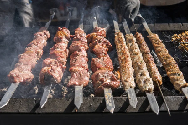 Açık ızgara, açık mutfak lezzetli barbekü ızgara et. Şehirde yemek festivali. şişler üzerinde lezzetli gıda kavurma, gıda-mahkeme. Yaz pikniği. — Stok fotoğraf