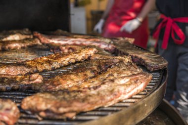 Domuz kaburga bir ızgarada pişirme. Bir ızgara et.