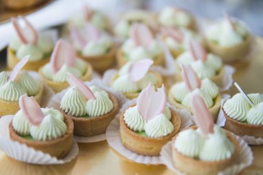 Konuk masasında çikolata ve çilek ile Kek.