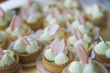 Konuk masasında çikolata ve çilek ile Kek.