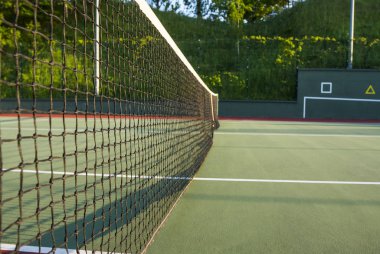 Tenis kortu net güneşli bir günde yakın.