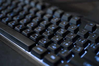 Renkli mavi ışıkları olan oyuncu klavyesi, modern oyun bilgisayarı. Mavi arkaplan ışığı, dizüstü bilgisayar veya oyun konsolu bilgisayarı.