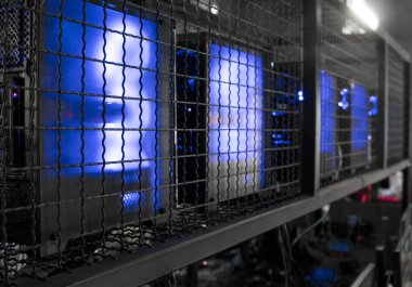 Modern bilgisayar kulübündeki bilgisayarlar oyun oynamayı seven oyuncular ve insanlar için..