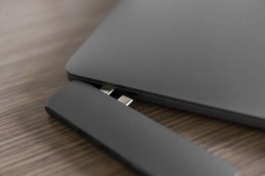 Dizüstü bilgisayar için Type-C konektörü altında Usb adaptörü. Birden fazla farklı bağlantı noktasına sahip dizüstü bilgisayarlar için multiport istasyonu. Usb-Usb Type-C Hub Dönüştürücü.