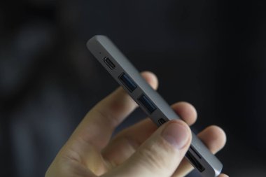 Mans el dizüstü bilgisayar için Type-C konektörü altında Usb adaptörü tutarak. Birden fazla farklı bağlantı noktasına sahip dizüstü bilgisayarlar için multiport istasyonu. Usb-Usb Type-C Hub Dönüştürücü.