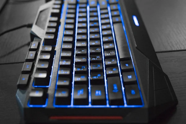 Renkli mavi ışıkları olan oyuncu klavyesi, modern oyun bilgisayarı. Mavi arkaplan ışığı, dizüstü bilgisayar veya oyun konsolu bilgisayarı. — Stok fotoğraf