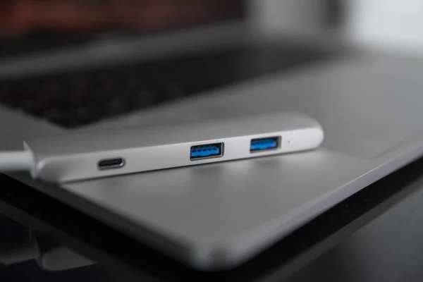 Dizüstü bilgisayar için Type-C konektörü altında Usb adaptörü. Birden fazla farklı bağlantı noktasına sahip dizüstü bilgisayarlar için multiport istasyonu. Usb-Usb Type-C Hub Dönüştürücü. — Stok fotoğraf