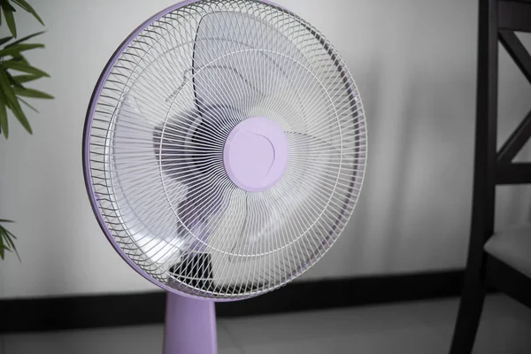Eventail électrique violet moderne dans un salon sauvant les gens de la chaleur pendant les jours d'été . — Photo