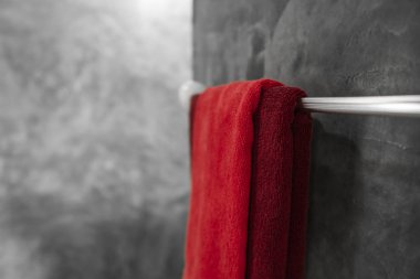 Banyoda kurutucuda kırmızı bir havlu. Counter banyo iç çağdaş. Beton tarzı duvarlar ile lüks ve şık tasarım banyo.