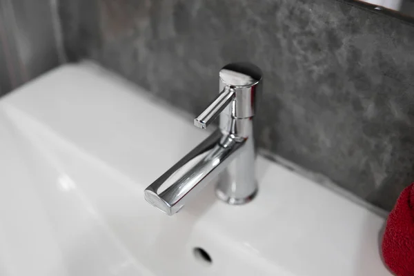 Robinet moderne en acier inoxydable avec lavabo. Comptoir salle de bain intérieur contemporain. Salle de bain design luxueuse et élégante avec des murs en béton . — Photo