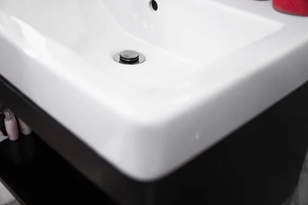 Modern vit tvättställ handfat. Counter badrum inredning samtida. Lyxigt och elegant design badrum med betongväggar. — Stockfoto