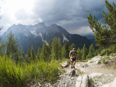 İtalya Alpler yaz aylarında renkli gün batımı sırasında dağlarda harika sahne izlerken tepede Adam. Seyahat Lifestyle yürüyüş konsepti yaz tatilleri açık.