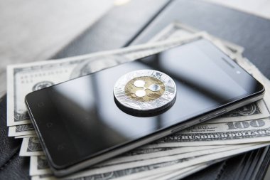 Kripto para birimi xrp smartphone ve bize dolar para arka plan dalgalanma. Blockchain ve siber para birimi. Küresel para. Exchange, ticaret, ticari. Nakit para ve cryptocurrency kavramı.