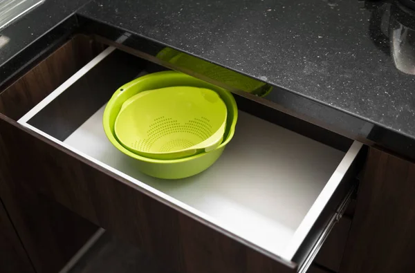 Ensaladera verde y tazón para colar los alimentos del agua en el cajón de la cocina . — Foto de Stock