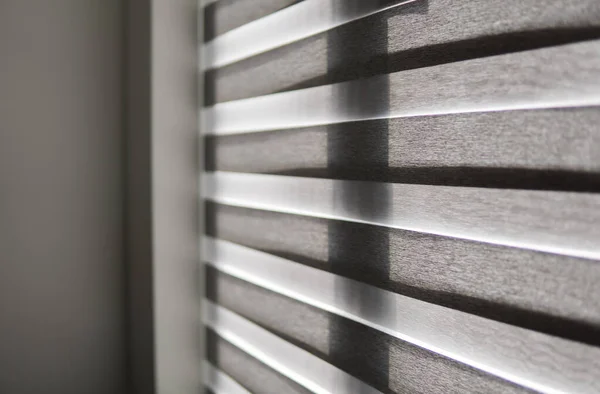Detalles de persianas enrollables de tela marrón en la ventana de plástico con textura de madera en la sala de estar . — Foto de Stock