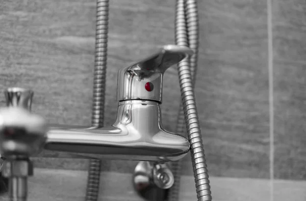 Moderne Designer-Armatur und Dusche im Badezimmer. Nahaufnahme von Chrom-Dusche, Wasserhahn, im Badezimmer bedeckt dekorative Keramik. Mixer kaltes heißes Wasser. — Stockfoto