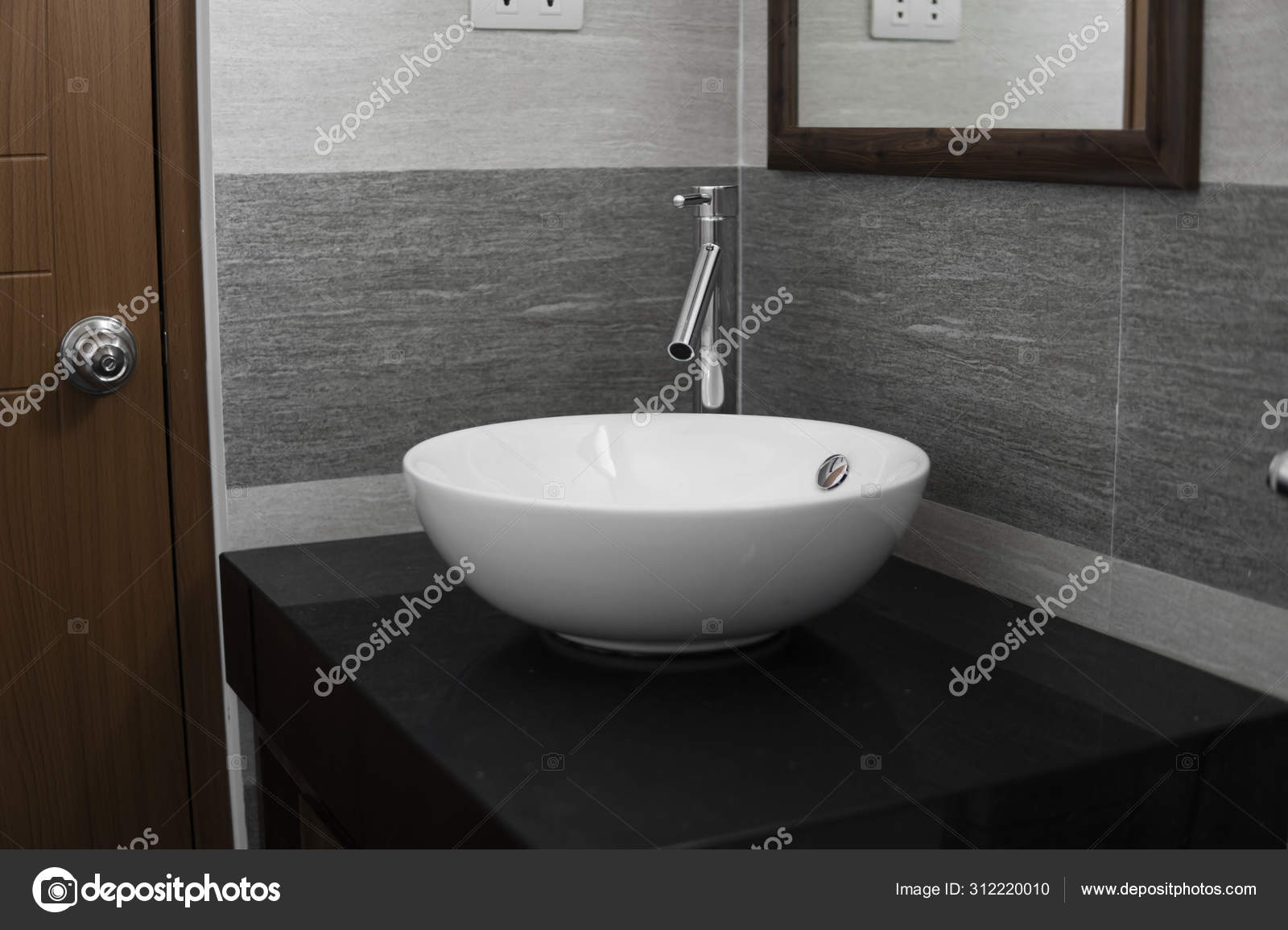 Badausstattung Mit Weissem Runden Waschbecken Und Chromhahn In Einem Modernen Badezimmer Stockfotografie Lizenzfreie Fotos C Volodymyrshtun 312220010 Depositphotos