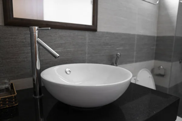 Εσωτερικό μπάνιο με λευκό στρογγυλό νεροχύτη και βρύση χρωμίου σε μοντέρνο μπάνιο. — Φωτογραφία Αρχείου
