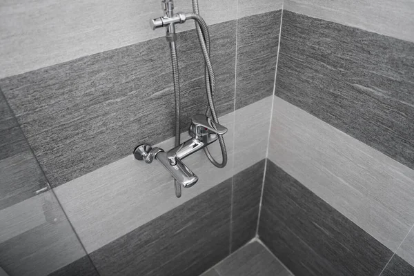 Σύγχρονη σχεδιαστής βρύση και ντους στο μπάνιο. Κοντινό πλάνο του ντους χρωμίου, βρύση, στο μπάνιο καλύπτονται διακοσμητικά κεραμικά. Μίξερ κρύο ζεστό νερό. — Φωτογραφία Αρχείου