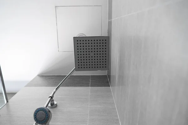 Fyrkantigt duschhuvud och klassiskt duschhuvud i ett modernt badrum. Dusch i badrummet med vattenspray eller vatten. En ström av sötvatten från duschmunstycket för att rengöra den smutsiga kroppen. — Stockfoto