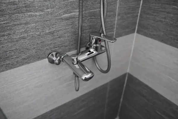 Moderní návrhář kohoutek a sprcha v koupelně. Detailní záběr chromované sprchy, kohoutku, v koupelně kryté dekorativní keramiky. Směšovač studená horká voda. — Stock fotografie