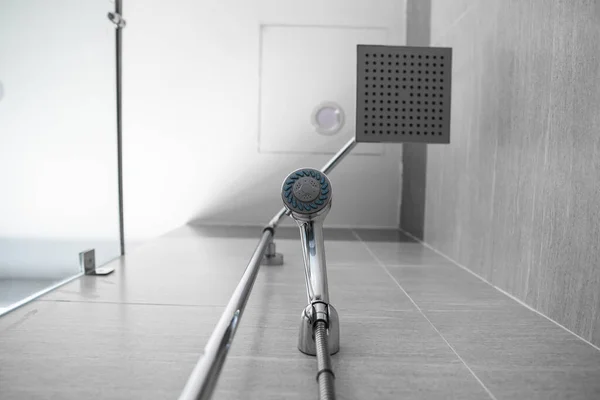 Pommeau de douche carré et pomme de douche classique dans une salle de bain moderne. Douche dans la salle de bain avec jet d'eau ou d'eau. Un jet d'eau fraîche de la pomme de douche pour nettoyer le corps sale . — Photo